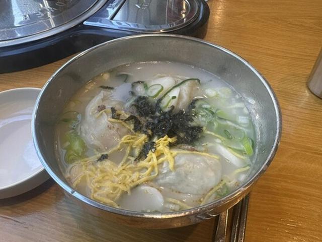 [1人1食] 뽀얀 사골육수 떡만둣국이 매력적인 '뉴명동칼국수샤브샤브'