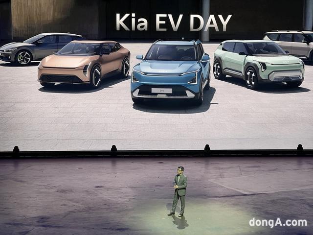 영역 넓히는 전동화 뚝심 ‘2025 기아 EV데이’… EV4부터 PBV까지 ‘EV종합선물세트’ 첫선