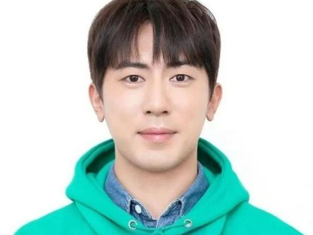 입국관리에서 자꾸자꾸 걸린다는 김원훈 <strong>여권</strong><strong>사진</strong>수준