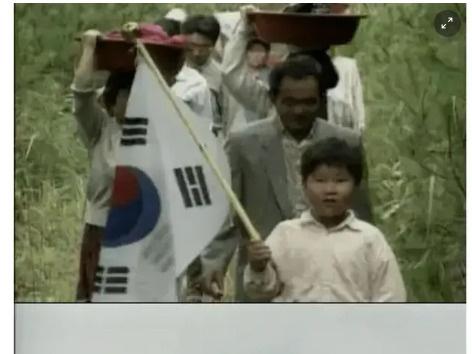 성묘 가는데 <strong>태극기</strong> 들고 다녔던 이유.