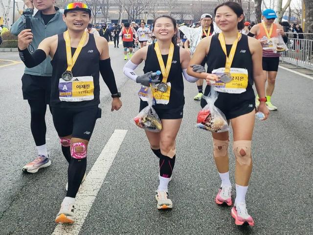 앞 안 보여도 42.195㎞ 완주한 비결…‘신뢰의 끈’