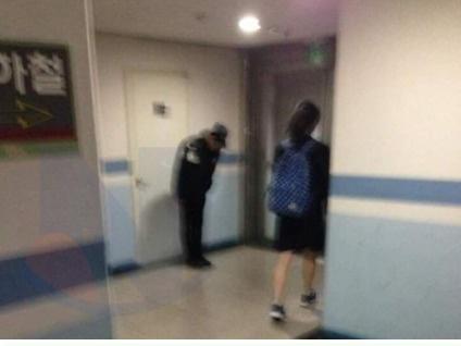 <strong>초등학생</strong>한테까지도 고개 숙이고 인사해야하는 경비 아저씨