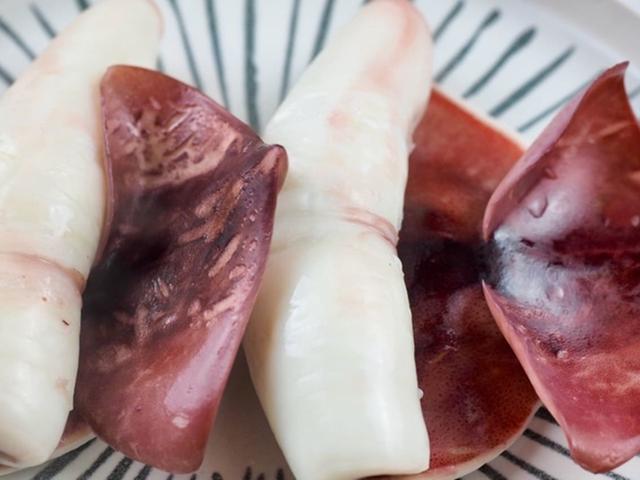 '삶을 때 '이것' 조금만 넣으면 완성..' 냉동 <strong>오징어</strong>로 <strong>오징어</strong> 숙회 맛있게 만들 수 있는 '초간단' 방법 (+레시피)