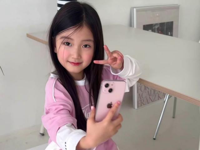 쌈디 조카 채채, 삼촌 닮아 힙하게 성장…'시선 강탈' 키즈 모델 변신