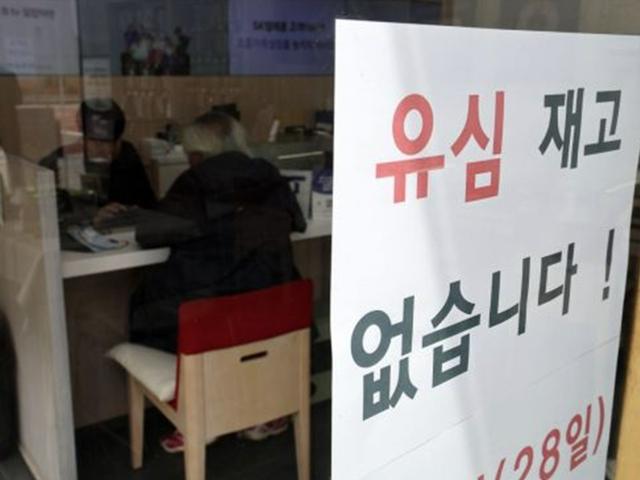 "유심 찾아 삼만리…SKT 대리점 네 곳 방문해 겨우 구했다"