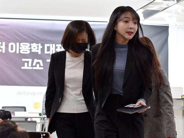 "성추행 후 휘파람까지" 메이딘 가은 母, 오열 기자회견…143엔터는 '복붙' <strong>입장</strong>