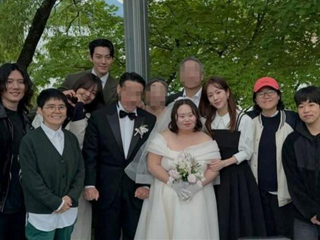 한지민→김우빈 '우블' 식구 총출동..."사랑 가득" 정은혜 <strong>작가</strong> 결혼식 현장