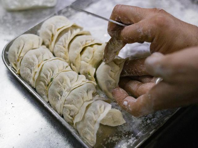 사업 망해 밀가루 부쳐 먹다 요리에 빠졌다... 하루 4명만 먹는 '만두 오마카세'