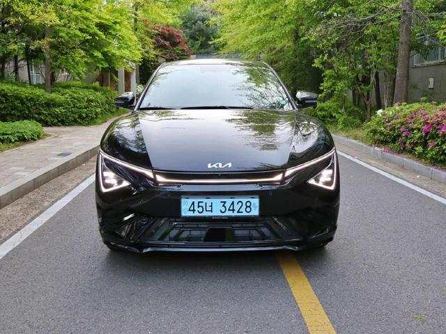 [시승기] 주행 거리 확대 ·패밀리 룩 적용…'기아 더 뉴 EV6'