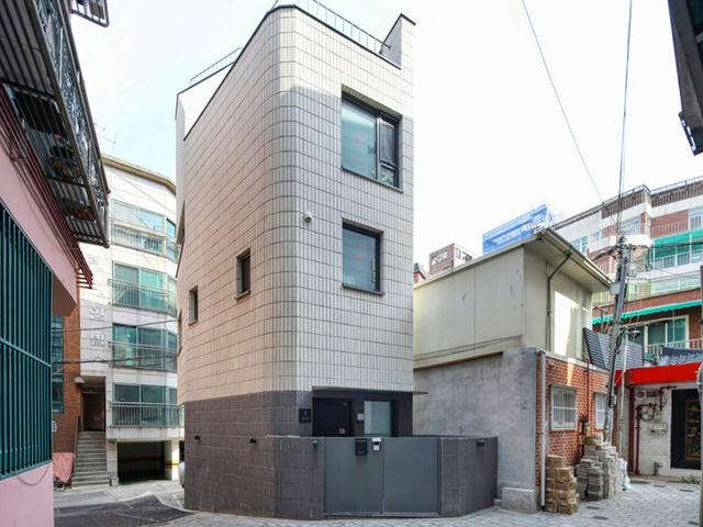 빛과 온기를 나누는 도심 속 협소주택
