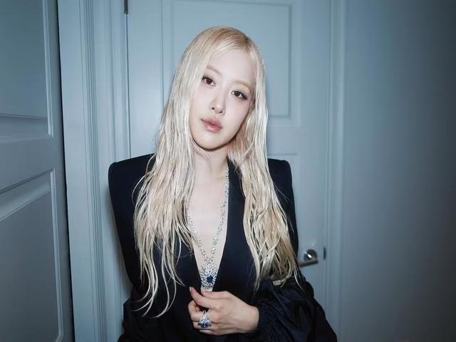 이번 여름, 로제처럼 촉촉하고 윤기 있게 웻 헤어