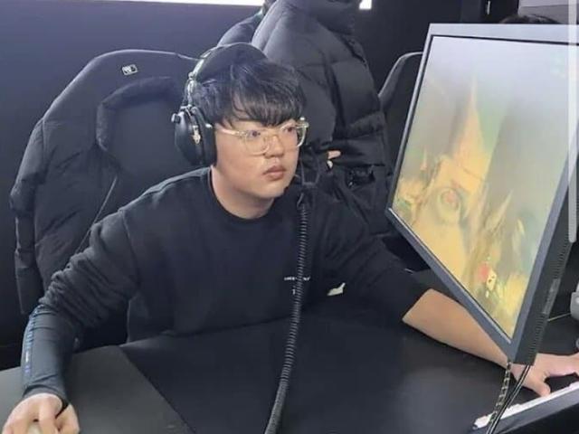 모니터 각도가 진짜 기괴한 <strong>프로</strong>게이머..ㄷㄷ(+이유)