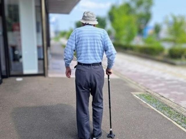 "굽은 등 되기 싫으면" 이 동작 당장 1분만 해보세요, 등이 쫙 펴집니다