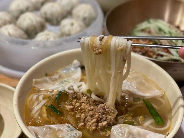 진하고 풍미 깊은 육수, 쫄깃한 면발, 불향 가득 고명의 서울 대표 맛집, 명동 ‘명동교자’