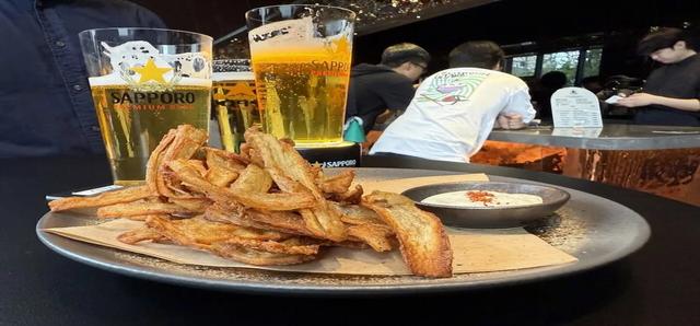 서서 마시는 맥주…캬, 시원하고 힙하다