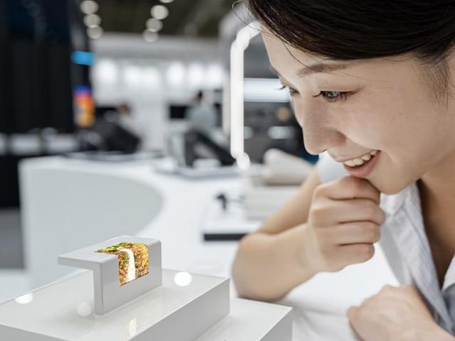 삼성D "폰보다 10배 선명한 올레도스"…LGD "세계 최고 OLED" 맞짱