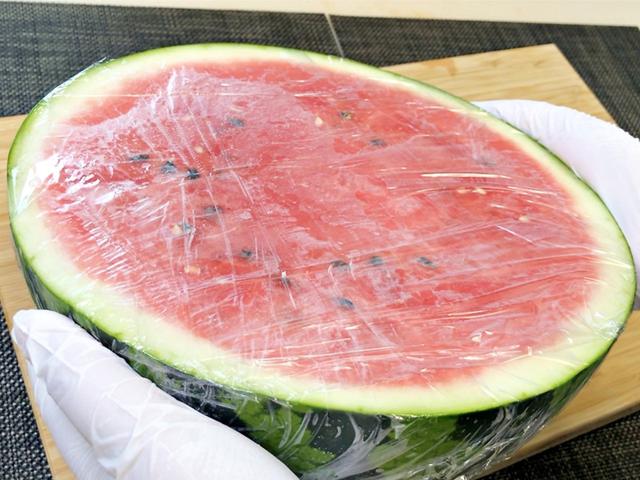 아직도 수박에 랩 씌우세요? 이 행동 절대 금물!