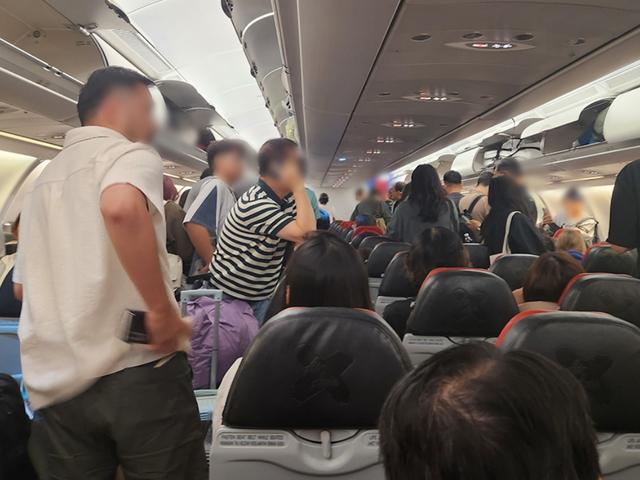 인천공항 내린 줄 알았더니 김포…놀란 승무원도 승객에 되물어