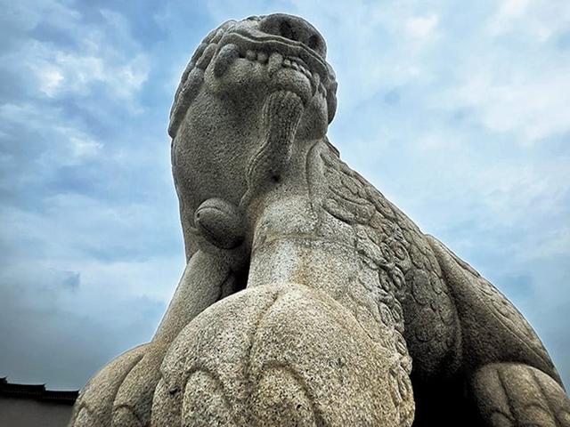 광화문에 서 있는 저 짐승은 정체가 무엇이더냐