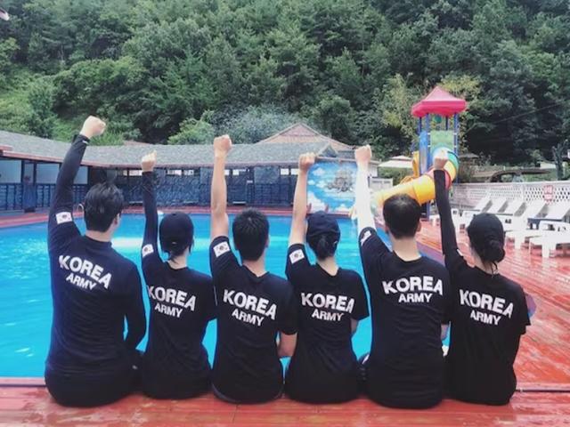 “이 사람들이 다 병력 자원?” 힙해서 입는 ‘대한 육군’ 티셔츠
