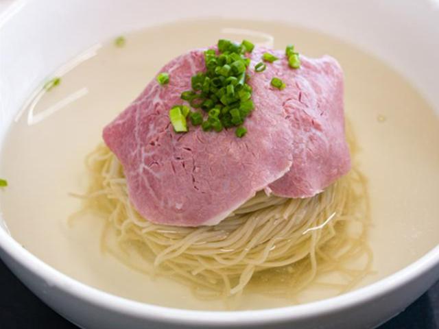 수비드 고명에 샴페인…무일푼 청년이 차린 요즘 가장 핫한 강남 냉면집