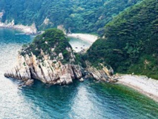 "한 번 걷고 나면 평생 못 잊어요"… 수직 기암절벽에서 바다 내려다보는 섬 <strong>여행지</strong>