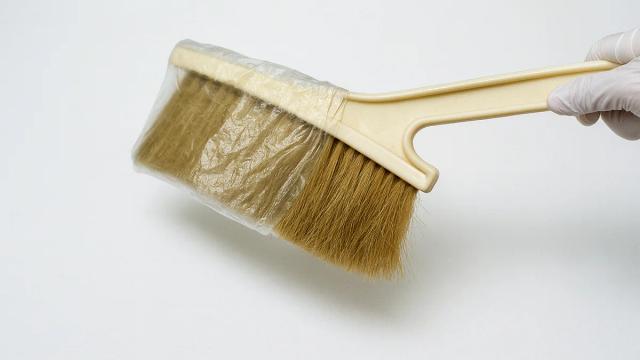 빗자루에 "이것"을 씌워 보세요... 머리카락 없애는데 5분도 안 걸립니다