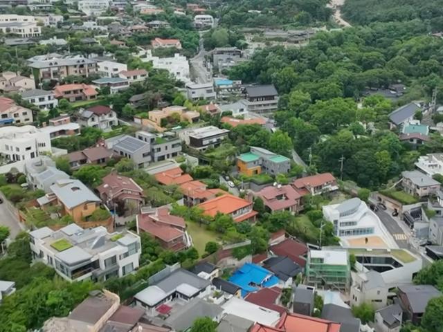 ‘영앤리치’ 블핑 리사가 사는 성북동은 어떻게 ‘찐부자 동네’가 됐나
