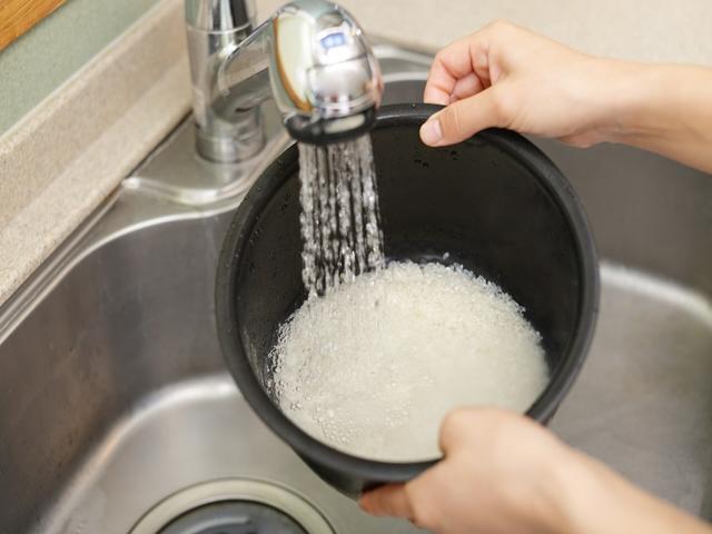 “귀찮다고 전기밥솥에 쌀 절대 씻지마세요”…신장 망가지고 치매까지, 전문가 경고