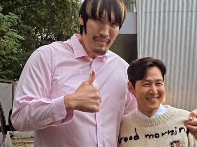가냘픈(?) 이정재 어깨에 손 올린 최홍만... “부러지는 거 아냐?” 우려 쏟아져