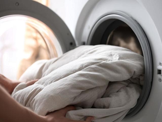 뭉치고 냄새나는 이유 있었다...세탁 전문가가 밝힌 '진짜 <strong>이불</strong> <strong>빨래</strong>법'