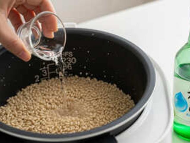 "남은 소주는 밥지을때 써라?"...소주의 놀라운 살림 활용법 5가지