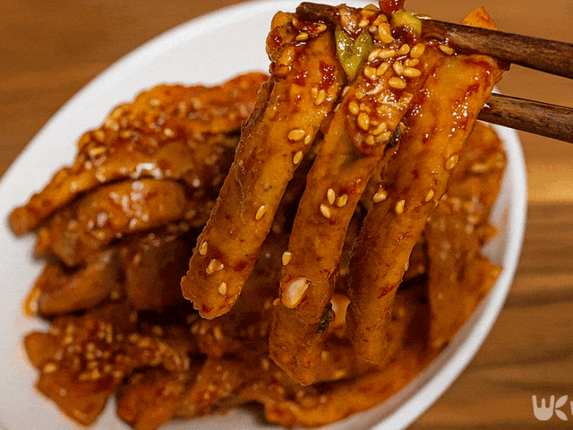 반찬 하나로 세 끼 해결됩니다… 팬 없이도 완성되는 ‘어묵무침' 레시피