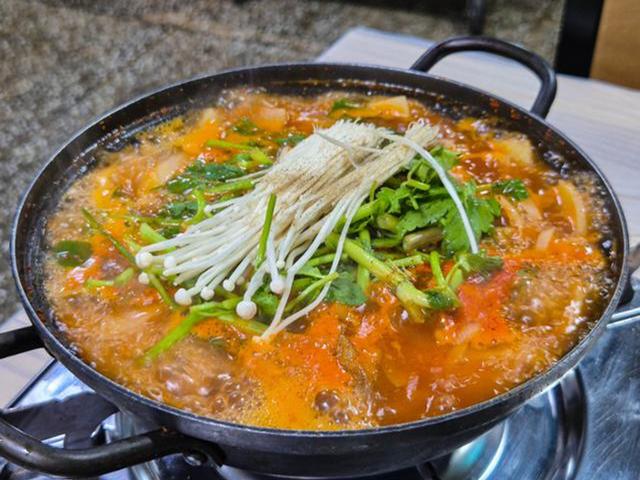 복어는 지리? 칼칼하게 즐기는 군산 '붉은 복어탕'