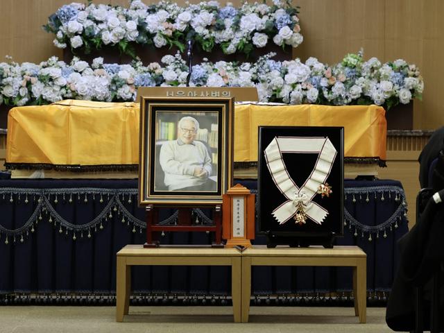 "선생님, 잊지 않겠습니다"…국민배우 이순재, 후배들 눈물 속 영면