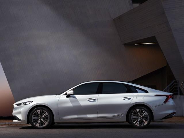 “아반떼 가격으로 그랜저급 스펙을?”… 가격·공간·연비 다 잡은 '2천만 원대' 국산 세단