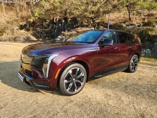 "<strong>럭셔리</strong> 탱크 나가신다"…에스컬레이드IQ '손 놓고' 달렸다 [타봤어요]