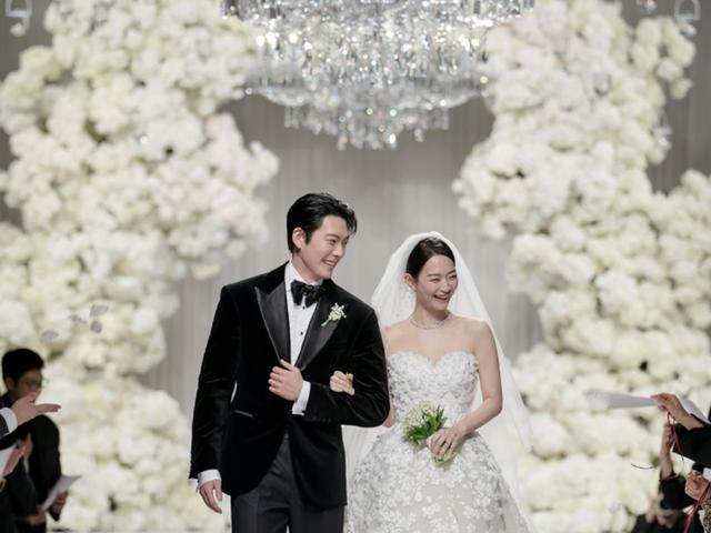 김우빈♥신민아, <strong>결혼식</strong> 현장 사진 최초 공개…사회는 이광수, 축가는 카더가든