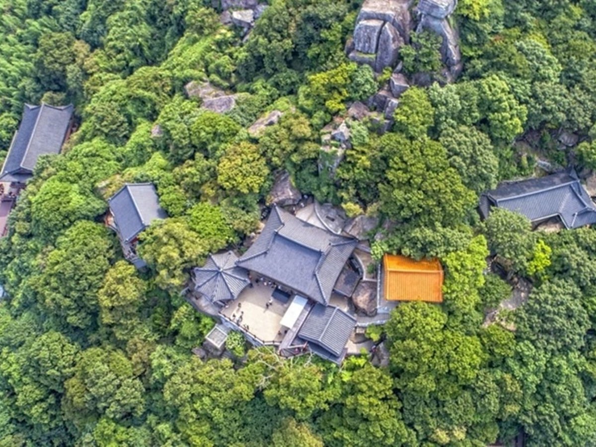 ‘불교 아니어도 갑니다’…<br>절벽 위에 있는 사찰 마을