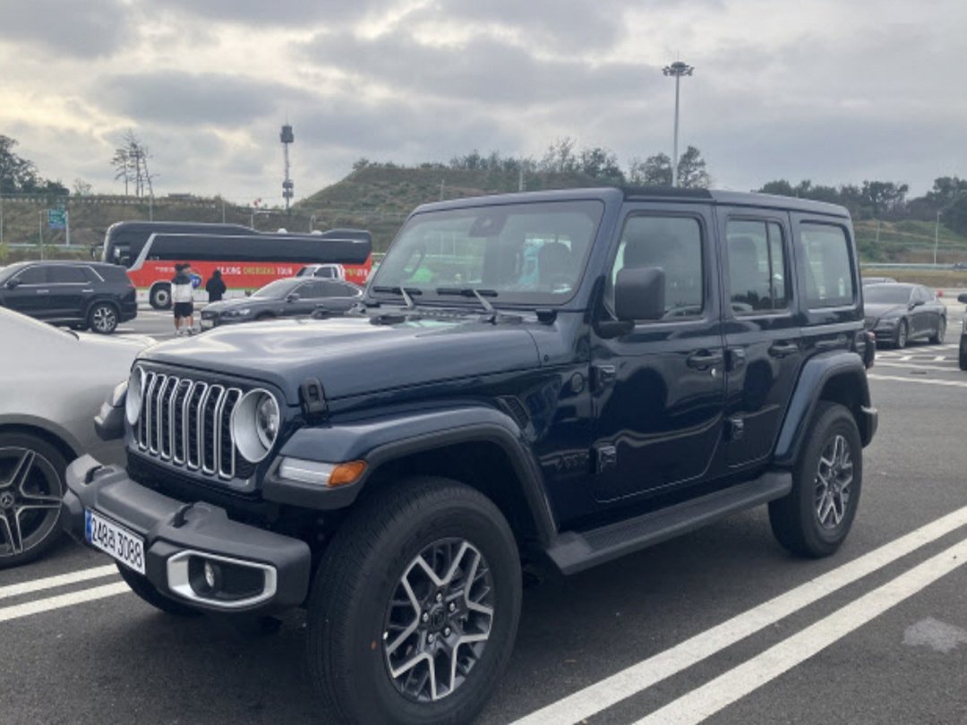 묵직함과 강인함의 끝판왕 '지프 랭글러 사하라'