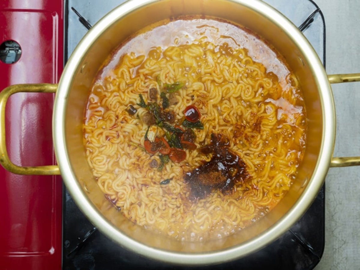 라면 끓일 때 '절대' 쓰면<br>안 되는 물… 대부분 모른다