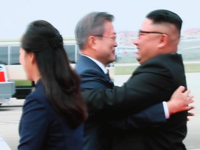김정은 위원장은 왜 문재인 대통령을 세 번 포옹했을까