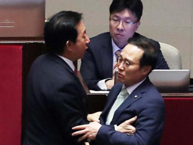 야당 "유은혜 사퇴" 공세에…<strong>홍영표</strong>·김성태 몸싸움