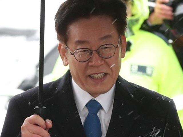 <strong>이재명</strong>, <strong>검찰</strong> <strong>출석</strong> "정당한 행정이 정치에 왜곡"