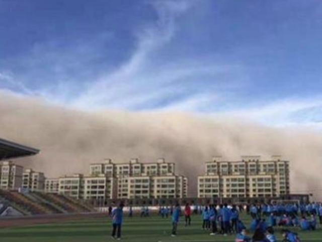 최악 스모그 간쑤성 '높이 100ｍ' 모래폭풍