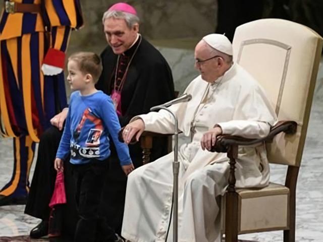 엄숙한 교황청 단상에 여섯살 소년 '불쑥' 좌중 웃음바다