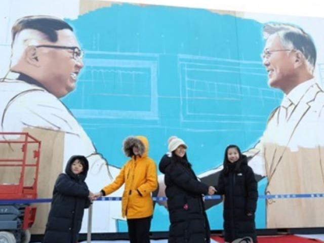 "김정은 위원장은 위인"…일부 단체 '과도한 찬양·칭송' 논란