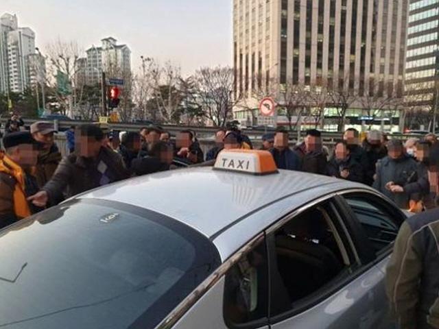 “야 저 택시 엎어버려”…욕설에 몸싸움까지 난무한 택시 총파업
