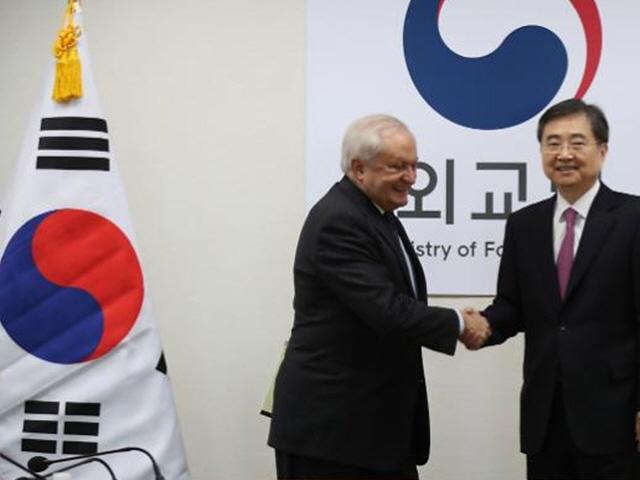 '구겨진 태극기' 외교부 담당과장, 오늘자로 보직해임…강력 인사조치
