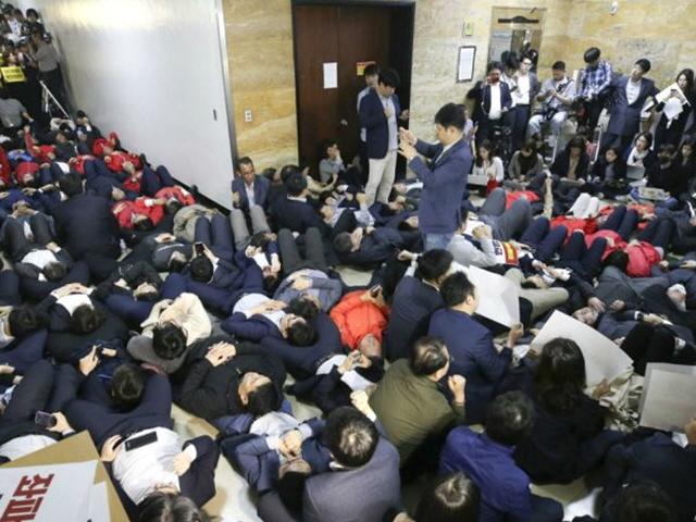 기표소 망부석에 드러눕기…한국당의 '웃픈' 지연작전